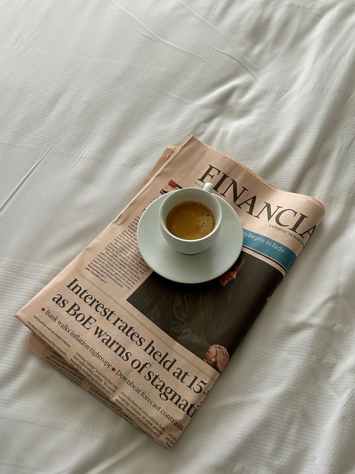 Detalhe de revista aberta sobre mesa de trabalho